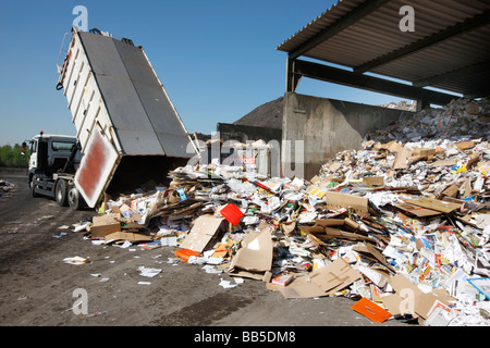 Collecte de déchets de papier, d'un conteneur de collecte de déchets domestiques, de service, Gelsenkirchen, Allemagne Banque D'Images