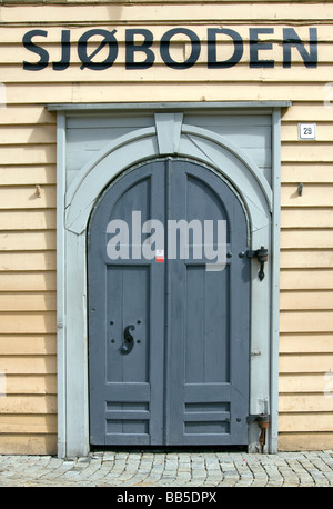 Porte dans une des anciennes maisons sur le quai hanséatique / quai de la Bryggen, Bergen, Norvège Banque D'Images