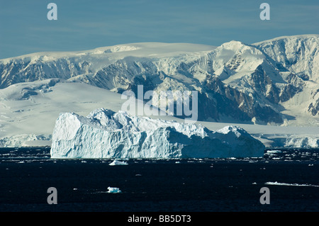 Les icebergs d'un bleu azur dans le détroit de Gerlache, Péninsule Antarctique, l'Antarctique Banque D'Images