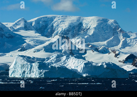 Les icebergs d'un bleu azur dans le détroit de Gerlache, Péninsule Antarctique, l'Antarctique Banque D'Images