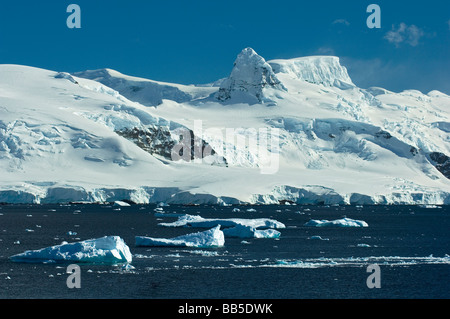 Les icebergs d'un bleu azur dans le détroit de Gerlache, Péninsule Antarctique, l'Antarctique Banque D'Images