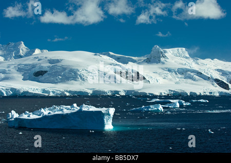 Les icebergs d'un bleu azur dans le détroit de Gerlache, Péninsule Antarctique, l'Antarctique Banque D'Images