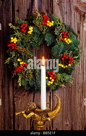 Couronne de Noël avec angel candle holder Banque D'Images