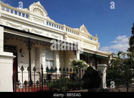 L'avant du charmant vieux bungalow victorien Roslyn avec des décorations en fer et Carlton Melbourne Australie suburb clôture Banque D'Images