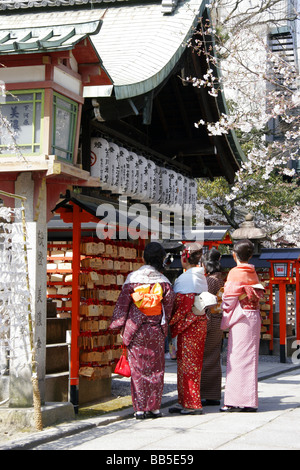 La femme habillée en Geisha Kimono porter dans un temple à Kyoto, au Japon. Banque D'Images