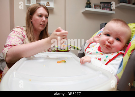 8 Mois Fille Bebe Refuse De Manger Du Spoon Photo Stock Alamy