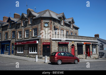 Commerces et bureau de poste de charlemont square east ancien hôtel corner abritant l'hôtel de tempérance bessbrook model village Banque D'Images