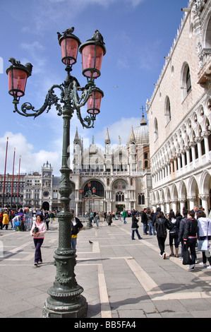 Du Palais des Doges, la Place Saint Marc, Venise, Venise, Vénétie, province de l'Italie Banque D'Images