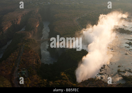 Vue aérienne de Misty Chutes Victoria l'une des 7 merveilles naturelles du monde et le pont à la frontière de la Zambie et du Zimbabwe Banque D'Images