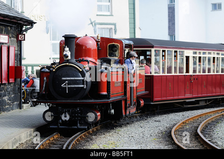 Train à vapeur arrivant à Porthmadog station sur l'Blaenau Ffestiniog Railway Banque D'Images