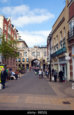 Rue principale de la ville de Lincoln UK avec Stonebow Gate dans l'arrière-plan Banque D'Images