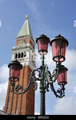 La Campanile, la Place Saint-Marc, Venise, Venise, Vénétie, province de l'Italie Banque D'Images