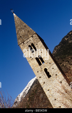 Clocher Saint Pierre du 12e siècle dans le village d'Isola Banque D'Images