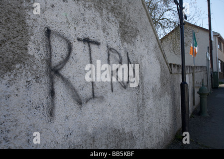 Graffiti sur un mur dans cullyhanna sud armagh soutenant le groupe dissident républicain dissident de l'IRA véritable RIRA Banque D'Images