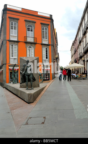 Une belle vue sur la rue au croisement de la Calle Mayor de Triana et la Calle San Pedro. Triana, Las Palmas, Gran Canaria, peut Banque D'Images