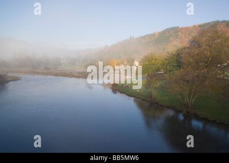 Couleurs d'automne dans les Trossachs Callander Ecosse Perthshire brouillard Novembre 2008 Banque D'Images