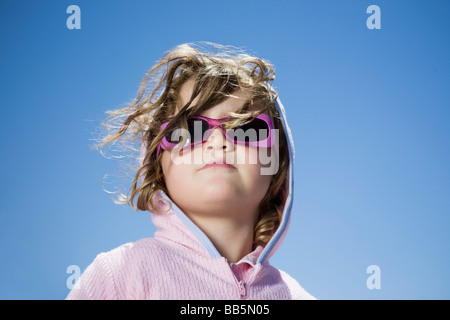 L'Afrique du Sud, Cape Town, fille de lunettes contre ciel clair Banque D'Images