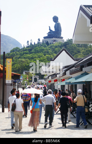 Les touristes à pied près de la Place Tian Tan Buddha sur l'île de Lantau à Hong Kong Banque D'Images