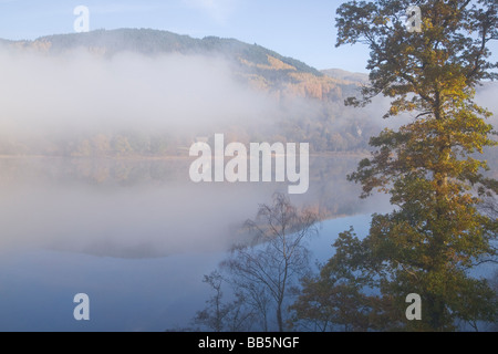 Couleurs d'automne dans les Trossachs misty Loch Achray Perthshire en Écosse Novembre 2008 Banque D'Images