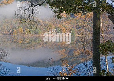 Couleurs d'automne dans les Trossachs misty Loch Achray Perthshire en Écosse Novembre 2008 Banque D'Images