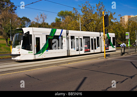 Melbourne Australie / un tramway de Melbourne voyage le long d'une rue de ville de Melbourne Australie Victoria Banque D'Images