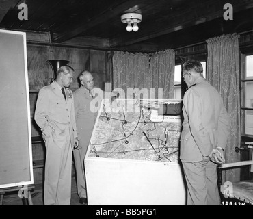 Géographie / voyages, Allemagne, Berlin, Blocus 1948 / 1949, briefing du chef d'état-major des États-Unis, base aérienne principale du Rhin, 1.8.1949, historique, historique, Europe, XXe siècle, années 1940, chefs d'état-major conjoints : Hoyt S. Vandenberg, Omar Bradley, amiral Louis Denfield, base aérienne de Francfort, instruction, carte, plan de vol, blocus de Berlin, période d'après-guerre, homme, homme, homme, homme, peuple, Banque D'Images