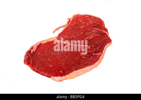 Morceau de viande steak de boeuf cru sur un fond blanc. Banque D'Images