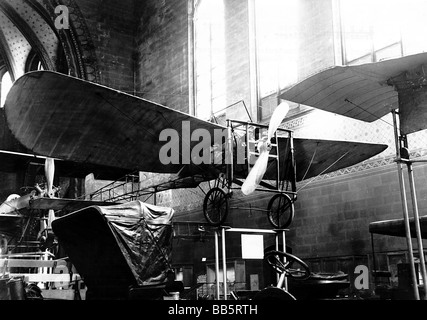 Bleriot, Louis, 1.7.1872 - 1.8.1936, pionnier pilote français, son avion auto-construit, à l'exposition, Paris, France, 1909, Banque D'Images