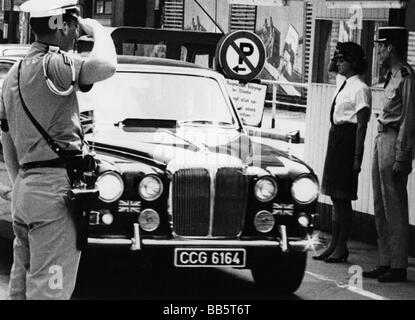 Géographie / voyage, Allemagne, Berlin, mur, Checkpoint Charlie, poste frontière pour Allied Personal, Friedrichstrasse, ambassadeur britannique traversant la frontière, police militaire alliée, 1970, Banque D'Images