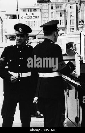 Géographie / voyage, Allemagne, Berlin, mur, Checkpoint Charlie, poste frontière pour Allied Personal, Friedrichstrasse, police militaire britannique, escorte pour l'ambassadeur britannique, 1970, Banque D'Images