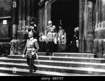 Louis III., 7.1.1845 - 18.10.1921, roi de Bavière 5.11.1913 - 8.11.1918, avec la reine Maria Theresia et le prince héritier Rupert, laissant la cathédrale de Munich, 5.8.1914, , Banque D'Images