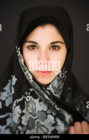 Adolescent moyen-orientale foulard en Banque D'Images