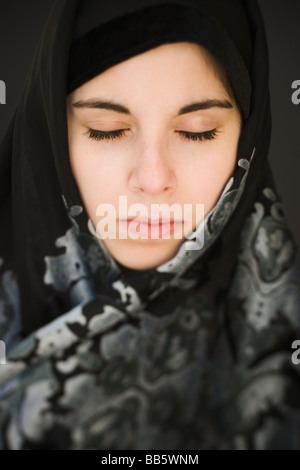 Adolescent moyen-orientale foulard dans les yeux fermés Banque D'Images