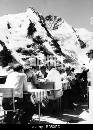 Géographie / voyages, Autriche, paysage / paysages, Carinthie, montagnes, Grossglockner groupe, Franz-Josephs-Höhe, touristes sur terrasse, vue sur Grossglockner avec Hofmannskees, années 1950, Banque D'Images