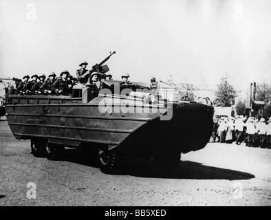 Militaire, Allemagne de l'est, Armée populaire nationale, Forces terrestres, véhicule amphibie DUKW lors d'un défilé, Leipzig, 1968, Banque D'Images