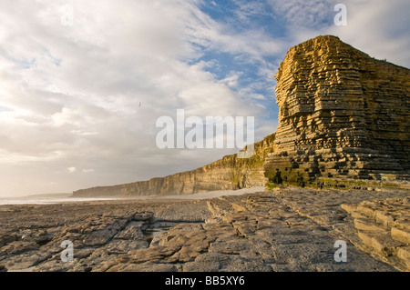 Falaises et rochers à Nash Point sur la côte du Glamorgan Wales Banque D'Images