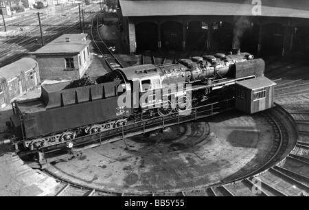 Transport / transport, chemin de fer, entretien, Lueneburg Roundhouse, locomotive à vapeur sur le plateau tournant, Reichsbahn Hanover Office, 1930, , Banque D'Images