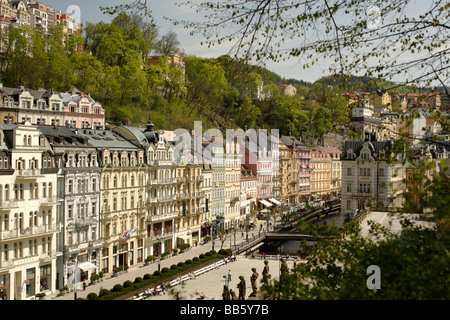 Bohemia République Tchèque Karlovy Vary Karlovy Vary des colonnades et des bâtiments du xixe siècle sur IP Pavlova street Banque D'Images