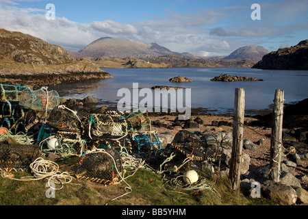 Des casiers à homard et les bouées par magnifique Loch Inchard Kinlochbervie Sutherland en Écosse Banque D'Images