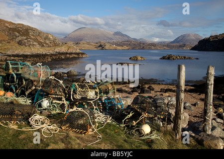 Des casiers à homard et les bouées par magnifique Loch Inchard Kinlochbervie Sutherland en Écosse Banque D'Images