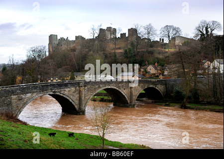 Vue sur le château de LUDLOW LUDLOW SHROPSHIRE PONT AU-DESSUS DE DINHAM UK Banque D'Images