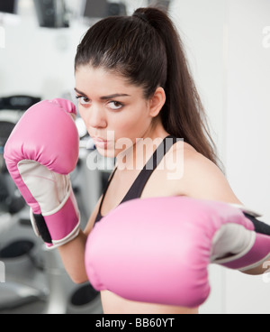 Hispanic woman boxing Banque D'Images