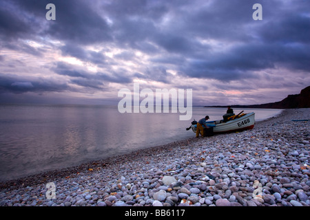 Les pêcheurs se préparent à aller pêcher sur le soir la marée basse à Budleigh Salterton Beach dans le Devon Banque D'Images