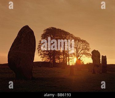 Avebury Standing Stones, Wiltshire Angleterre. Le soleil se lève au dawnover Avebury, un monument néolithique de henge. Vers juin 1995, HOMER SYKES Banque D'Images