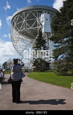 Prendre une photo de tourisme le radiotélescope Lovell à Cheshire, Jodrell Bank. Banque D'Images