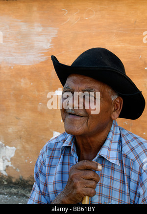 Vieux homme cubain avec bâton de marche, Trinidad, Cuba Banque D'Images