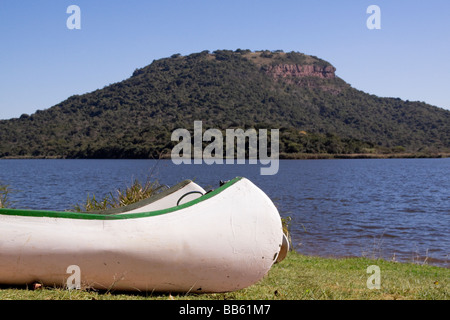 Canots à bord de l'eau avec island in distance Banque D'Images