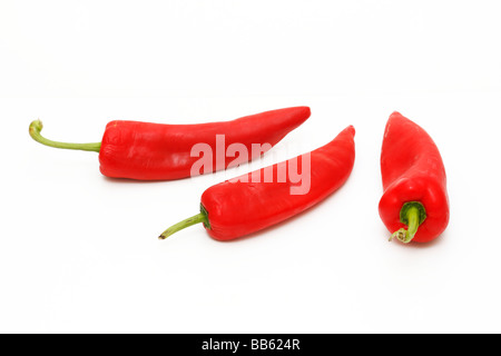 Close up frais et savoureux 3 piment rouge (découpe isolés - cut out) sur fond blanc. Mai, 2009 Banque D'Images