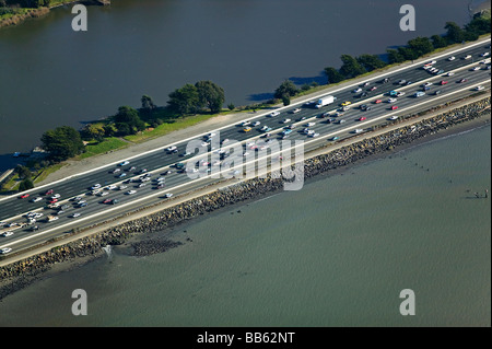Vue aérienne au-dessus de l'heure de pointe du trafic commute l'interstate 80 J-80 Berkeley Californie Banque D'Images