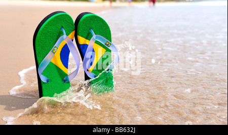 Flipflop brésilien sur la plage au Brésil à Porto de Galinhas, l'état de Pernambuco. Banque D'Images